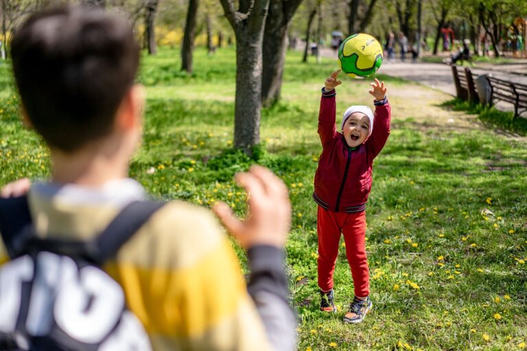 子供がスキーをする際にヘルメットは必要ですか？