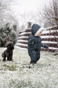 雪遊びを楽しむ幼児のための持ち物リストは？