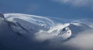 雪遊びを楽しむ子どもが濡れないための服装は？