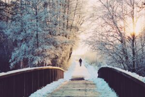 雪遊びを楽しむママ一人と子ども二人のための持ち物リストは？