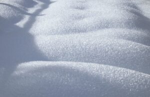 雪遊びを楽しむ兄弟連れのための必携持ち物は？